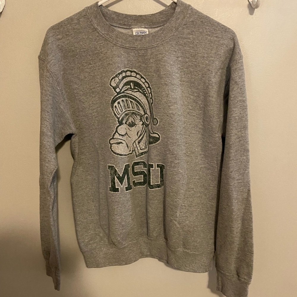 Michigan State women’s crewneck sweatshirt.